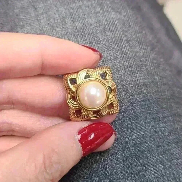 Gold tone fuax pearl earrings vintage style - Picture 11 of 15